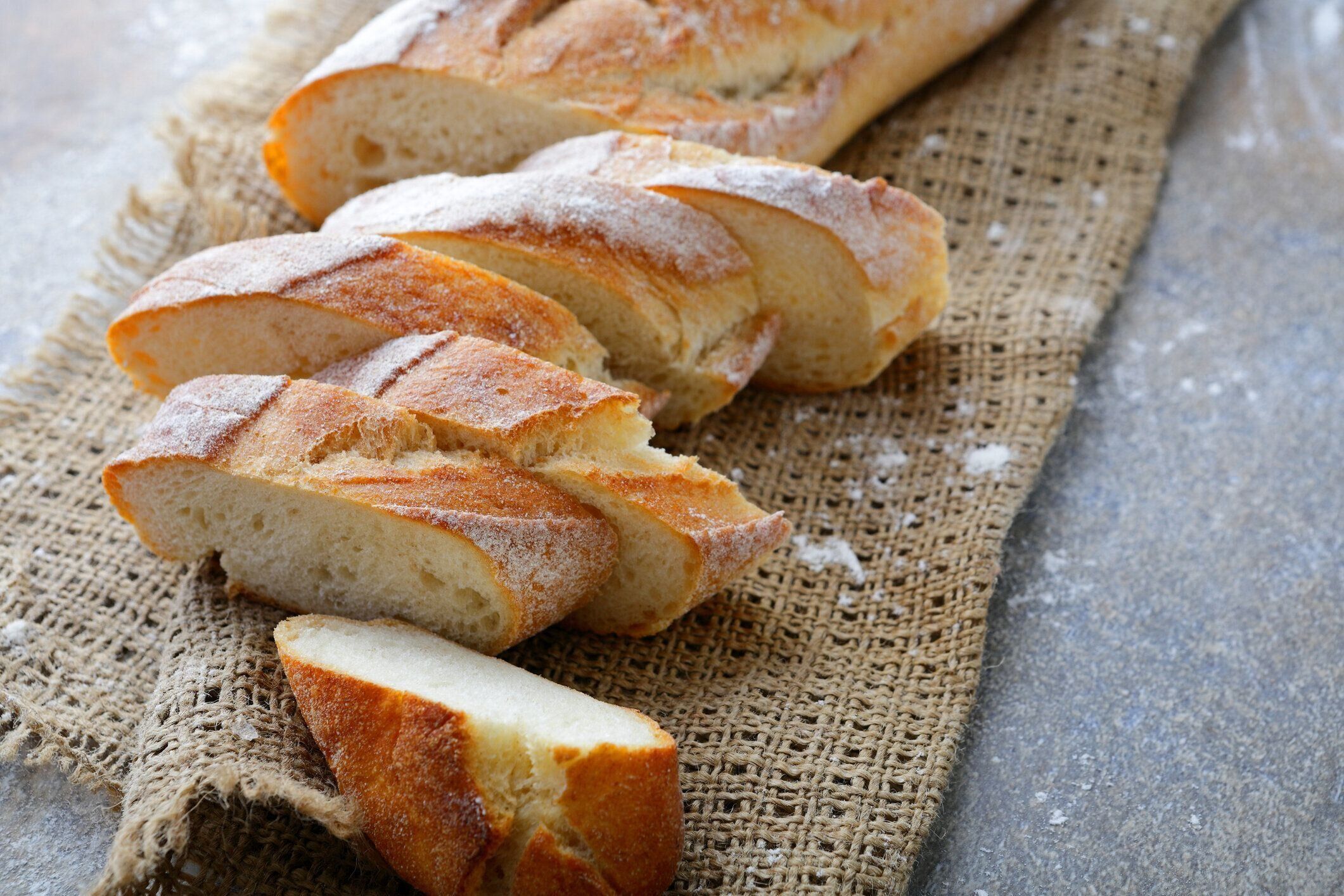 スライスした歯ごたえのあるバゲットに 荒布