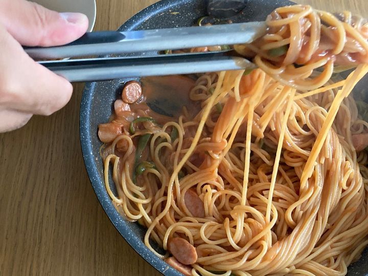 ナポリタンをトングで持ち上げている