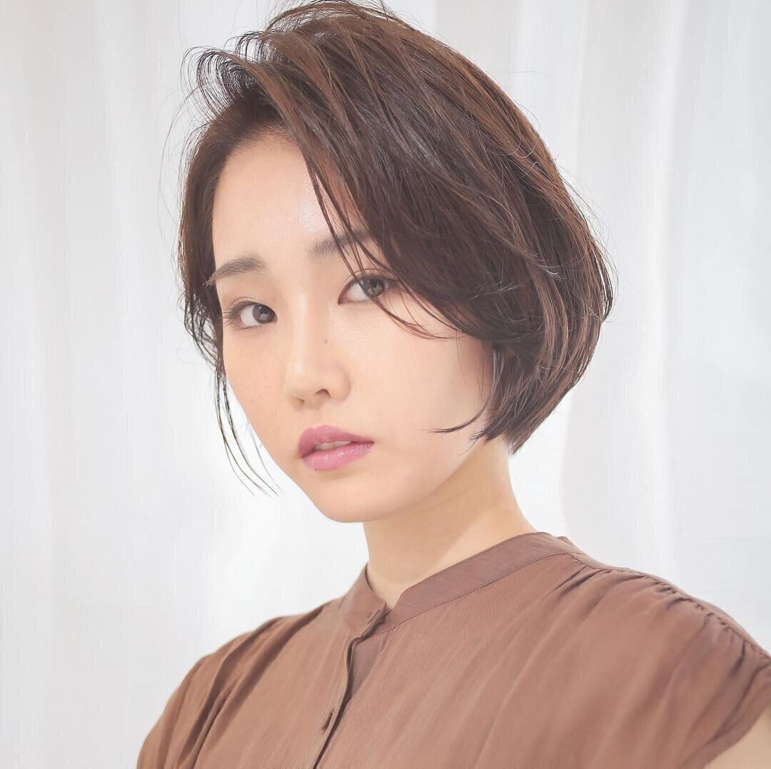 40代女性に似合うふんわりショートヘアスタイル！大人色っぽいかきあげ前髪ショート
