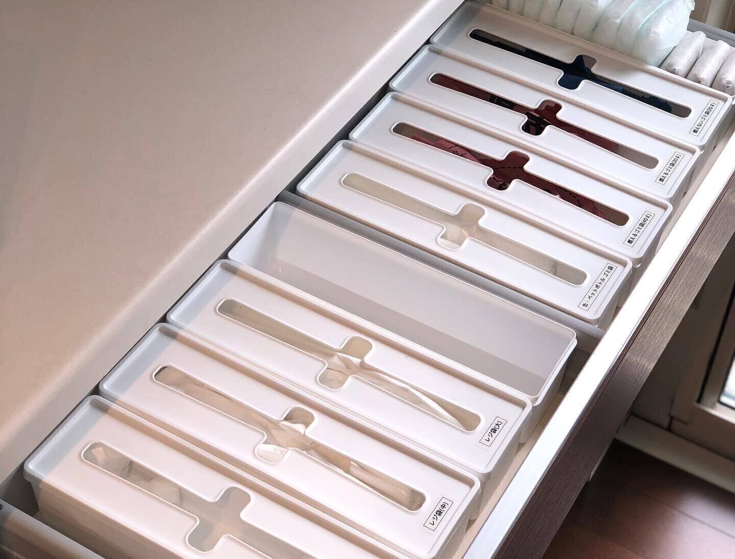 入れものをそろえてすっきりと収納