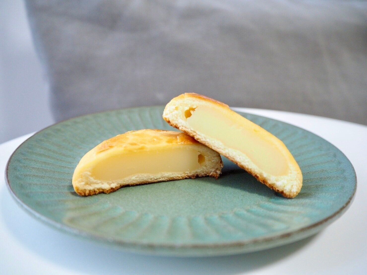 シャトレーゼ「窯焼きチーズ饅頭」断面写真