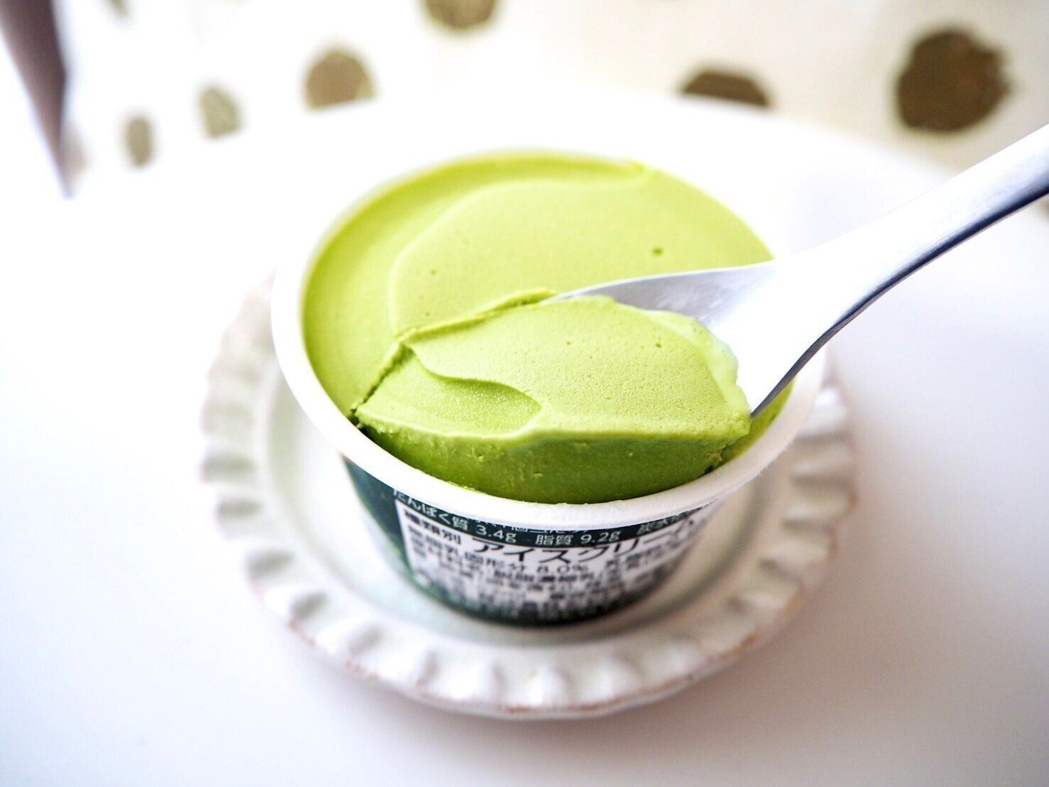 シャトレーゼ「CHATERAISE PREMIUM 京都宇治抹茶」スプーンすくい写真