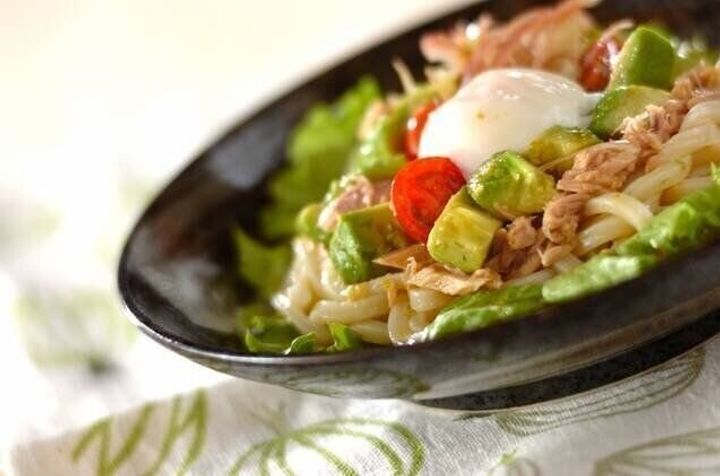 めんつゆで簡単!ツナとアボカドの温玉サラダうどん