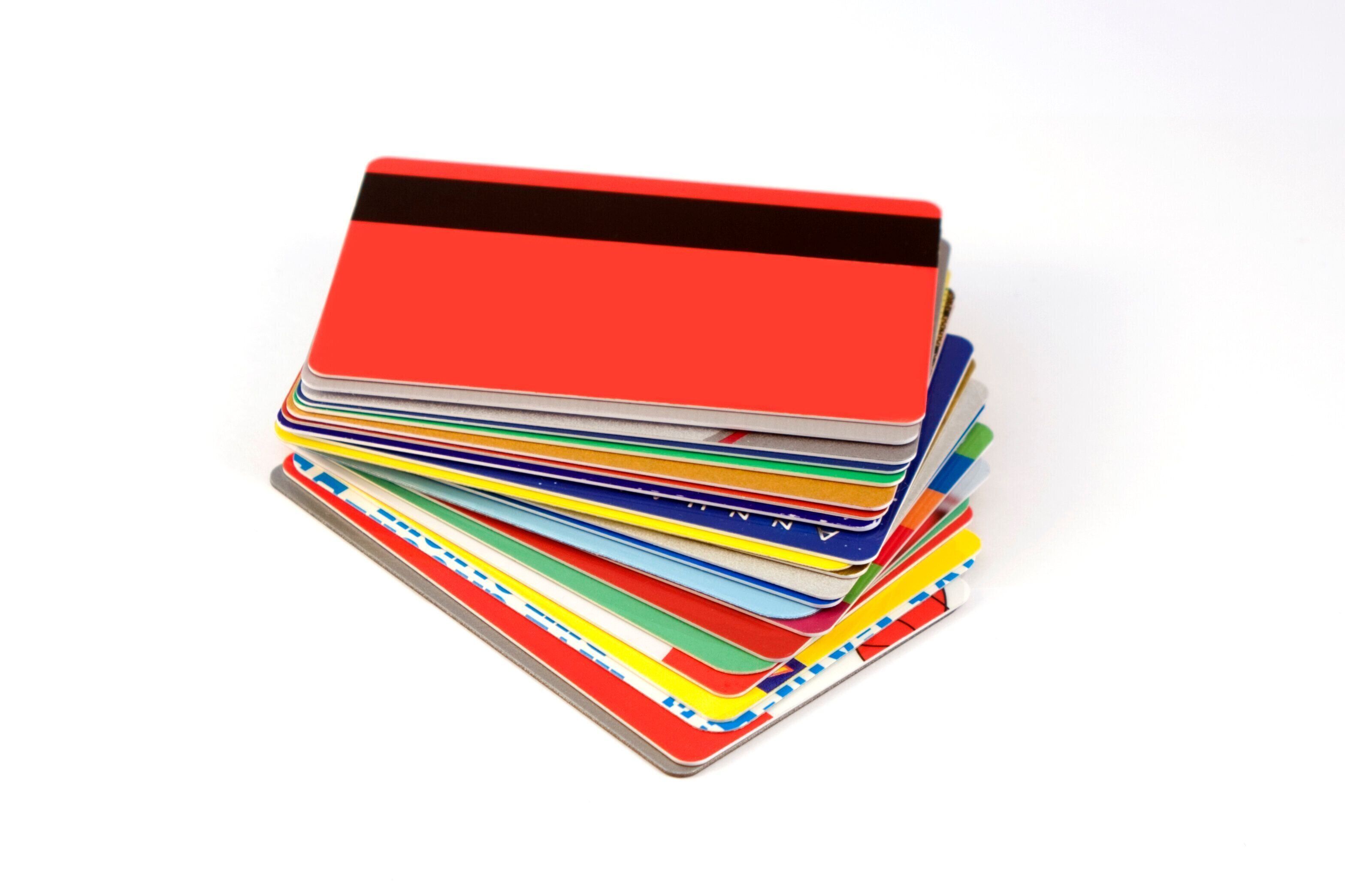 1 スタックの割引カードで分離の白い背景に影