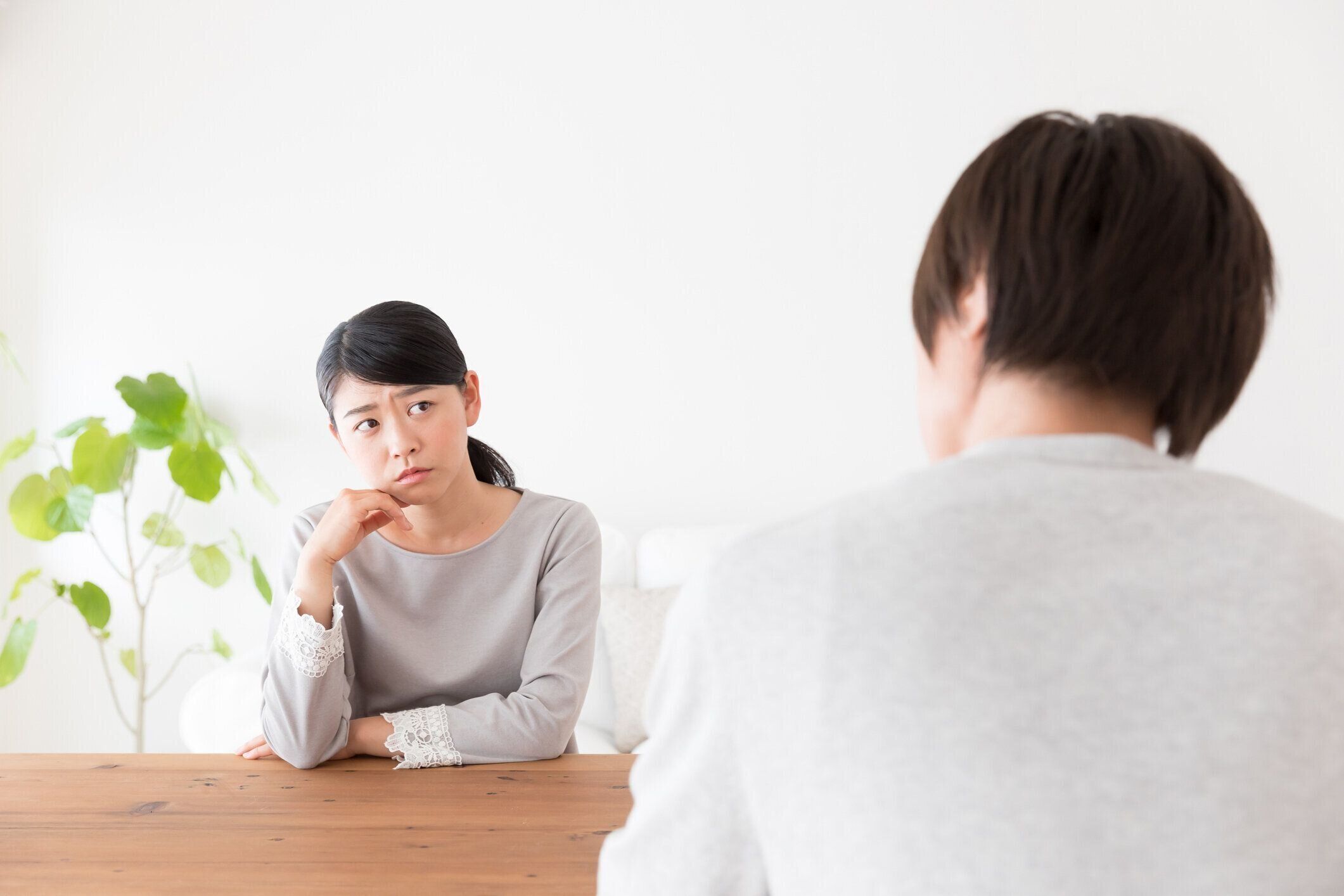 リビング ライフ スタイル イメージで若いアジアのカップル