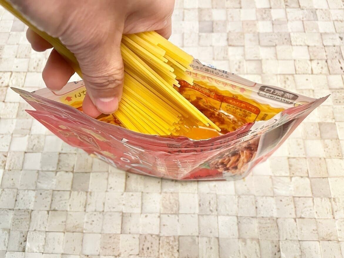 パスタをパキット折って入れる