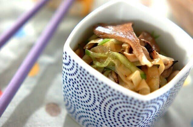 クラゲと焼きマイタケの酢の物