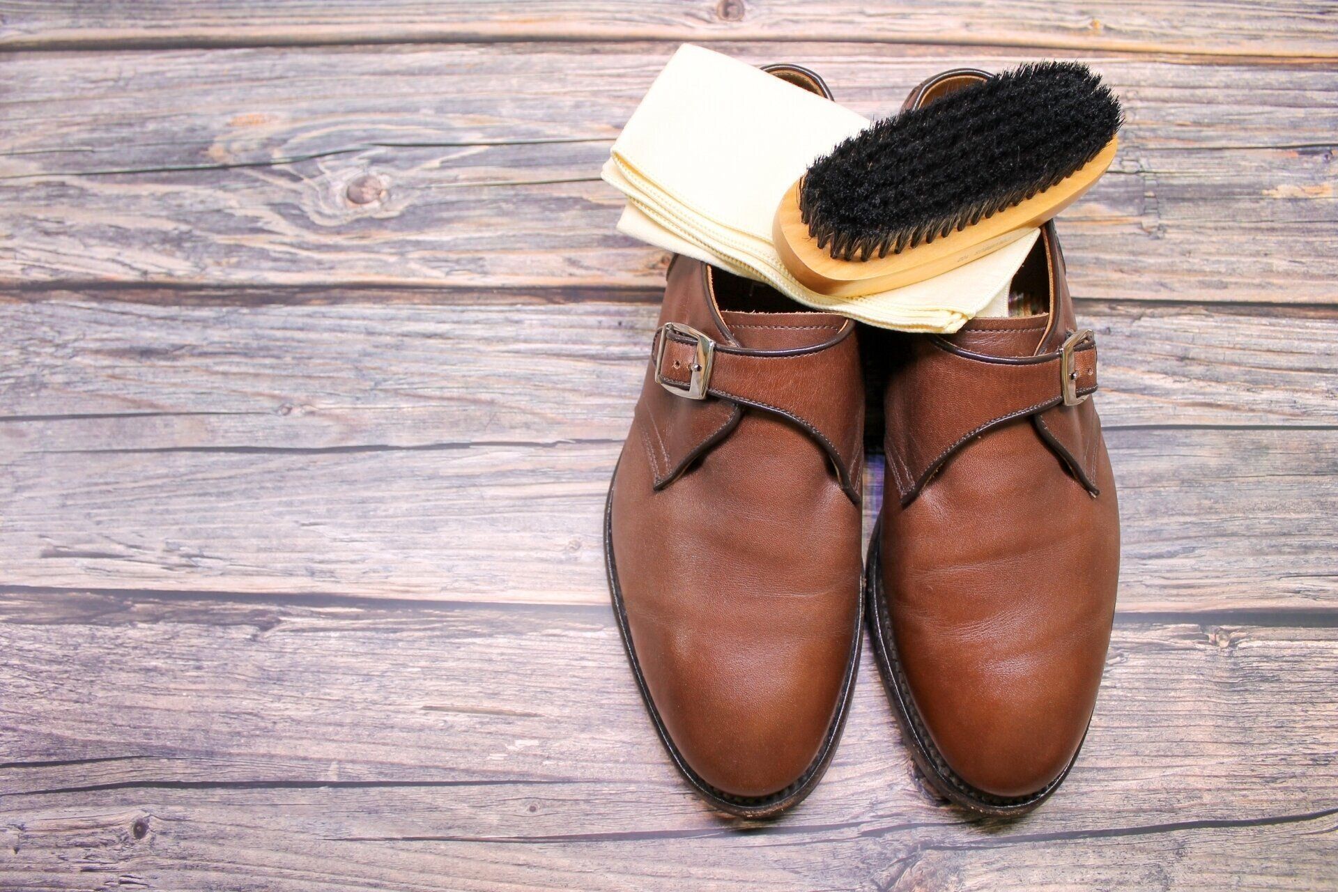 メンズのカジュアルスタイルにおすすめの革靴〇選＆コーデ例〇選《2024》