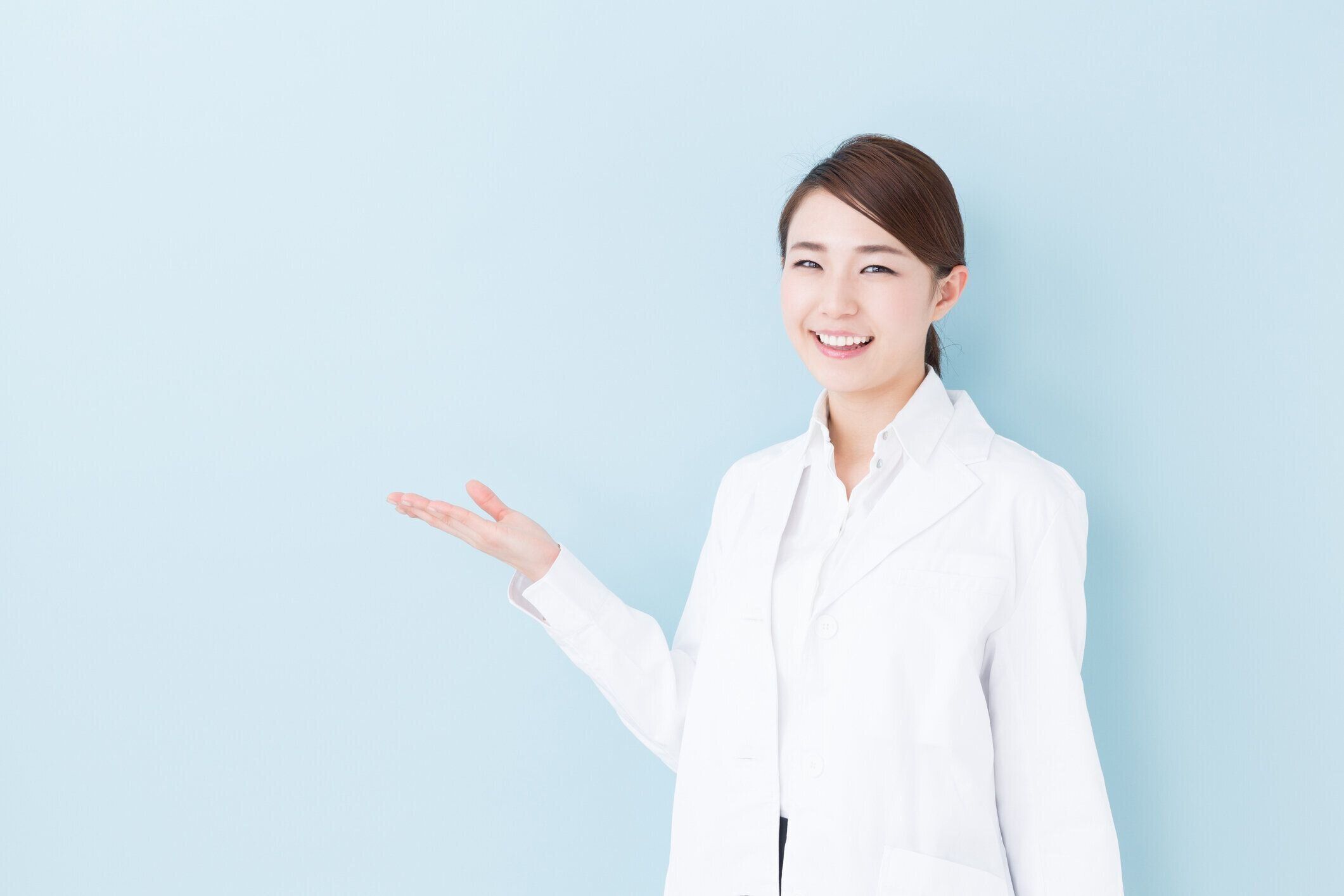 青の背景に分離されたアジア医師の肖像画