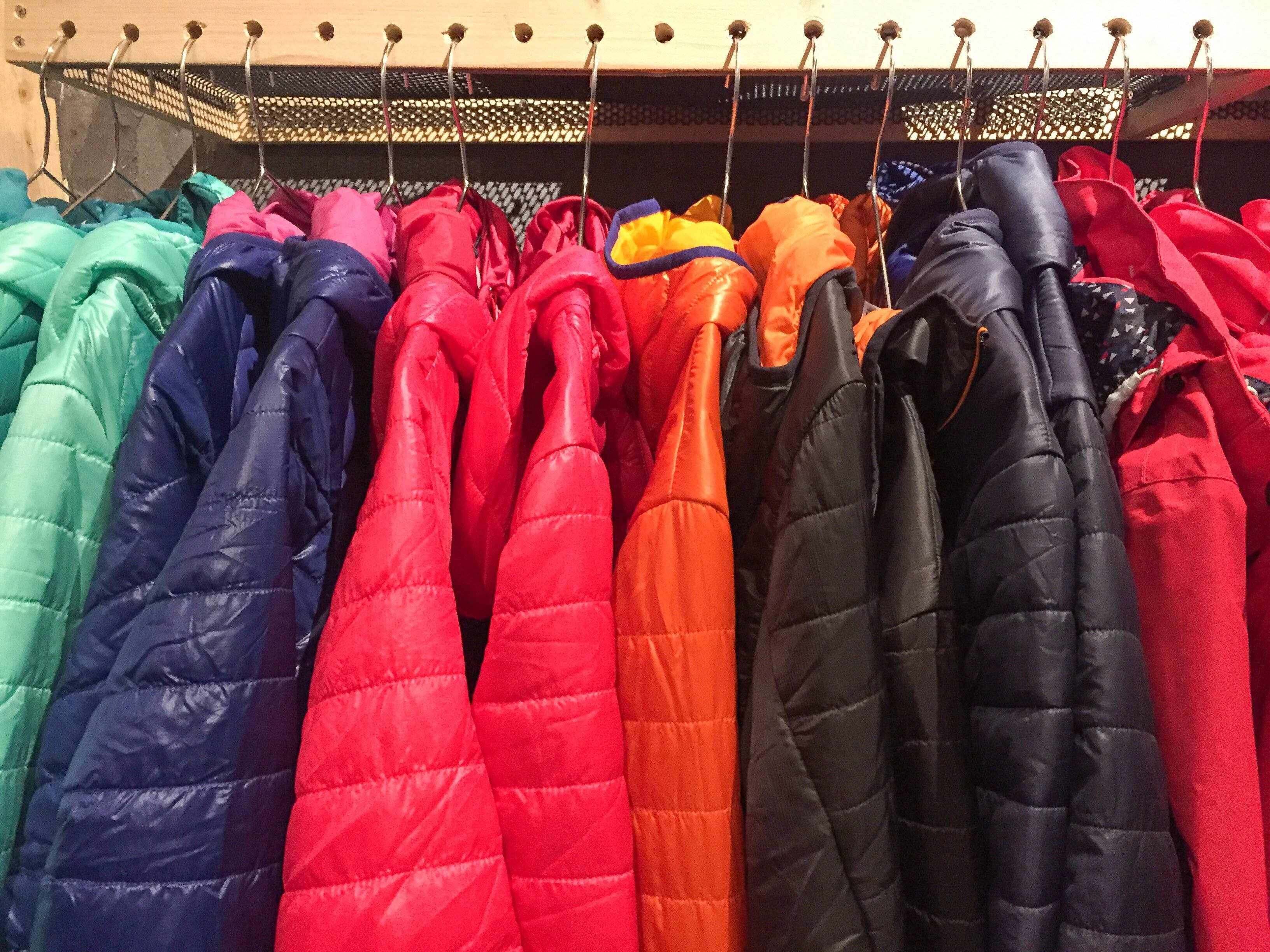 カラフルな冬のダウンジャケット、冬の季節