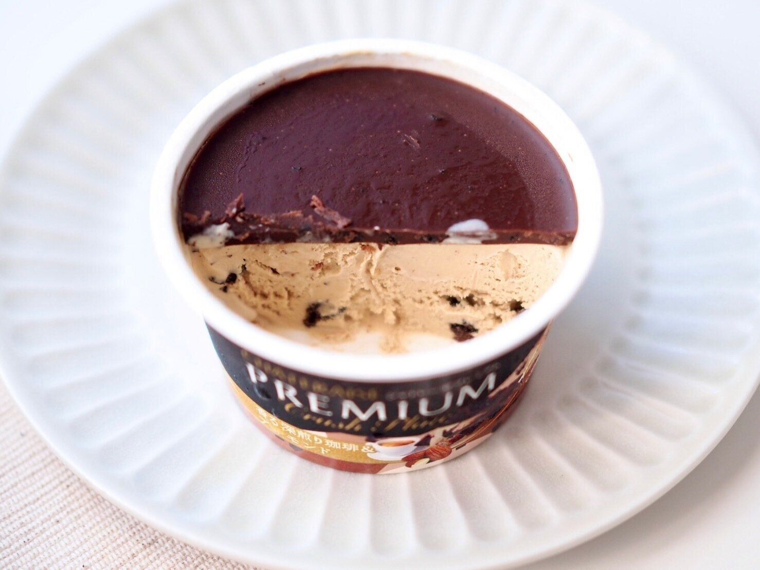 シャトレーゼ「CHATERAISE PREMIUM CRUSH PLATE 香る深煎り珈琲＆アーモンド」断面写真