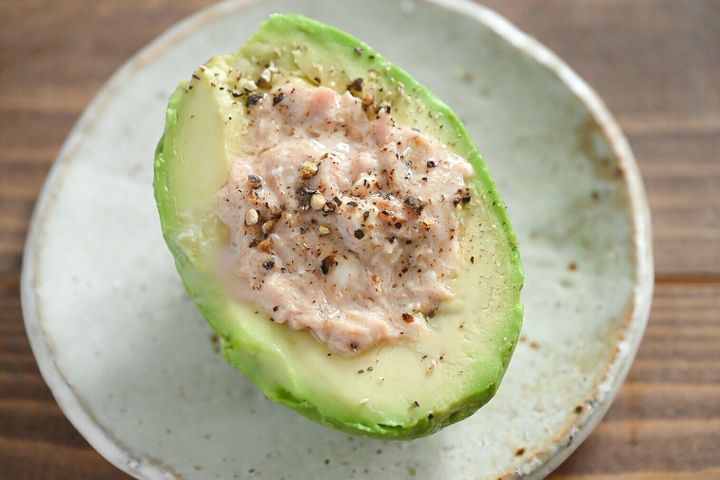 皿にのったアボカドツナ缶チーズ