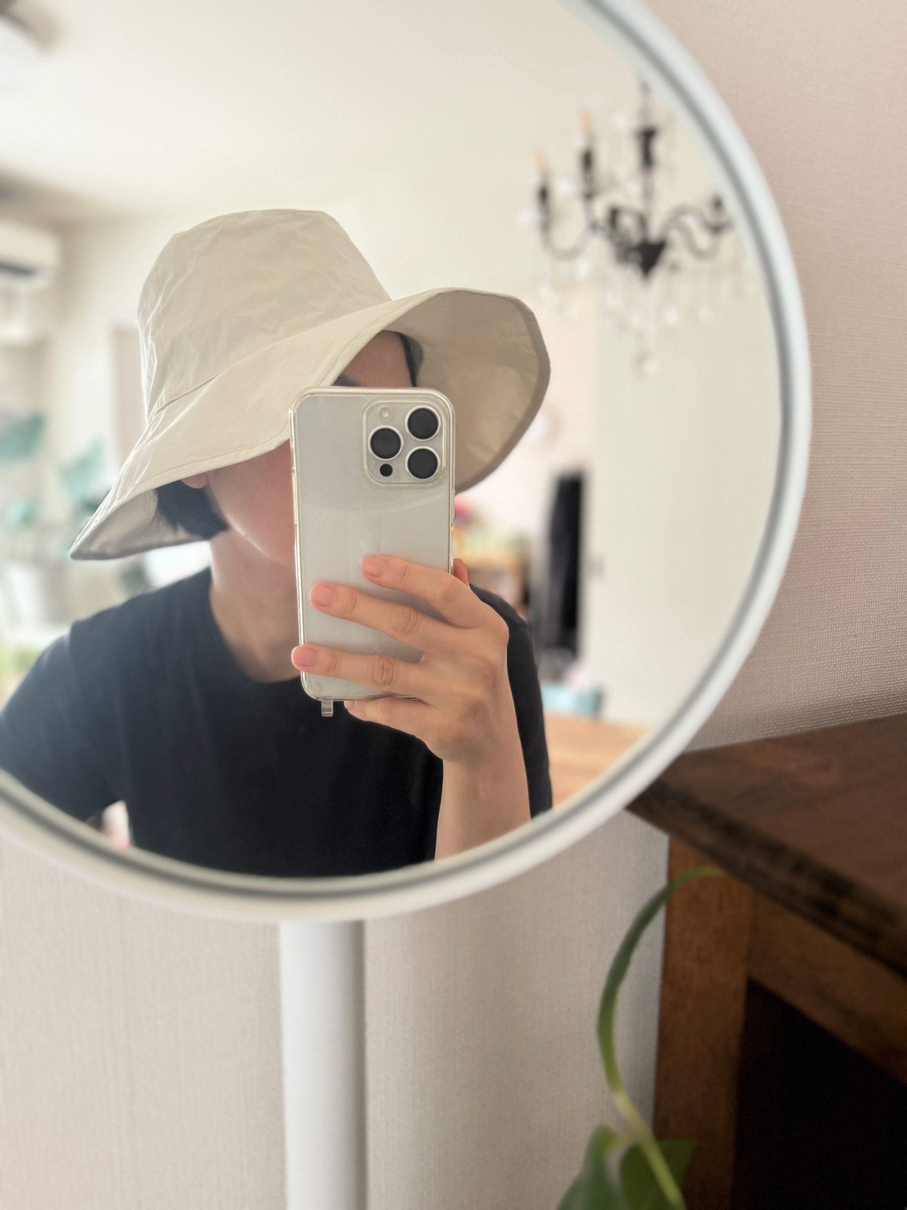 白いつば広ハット