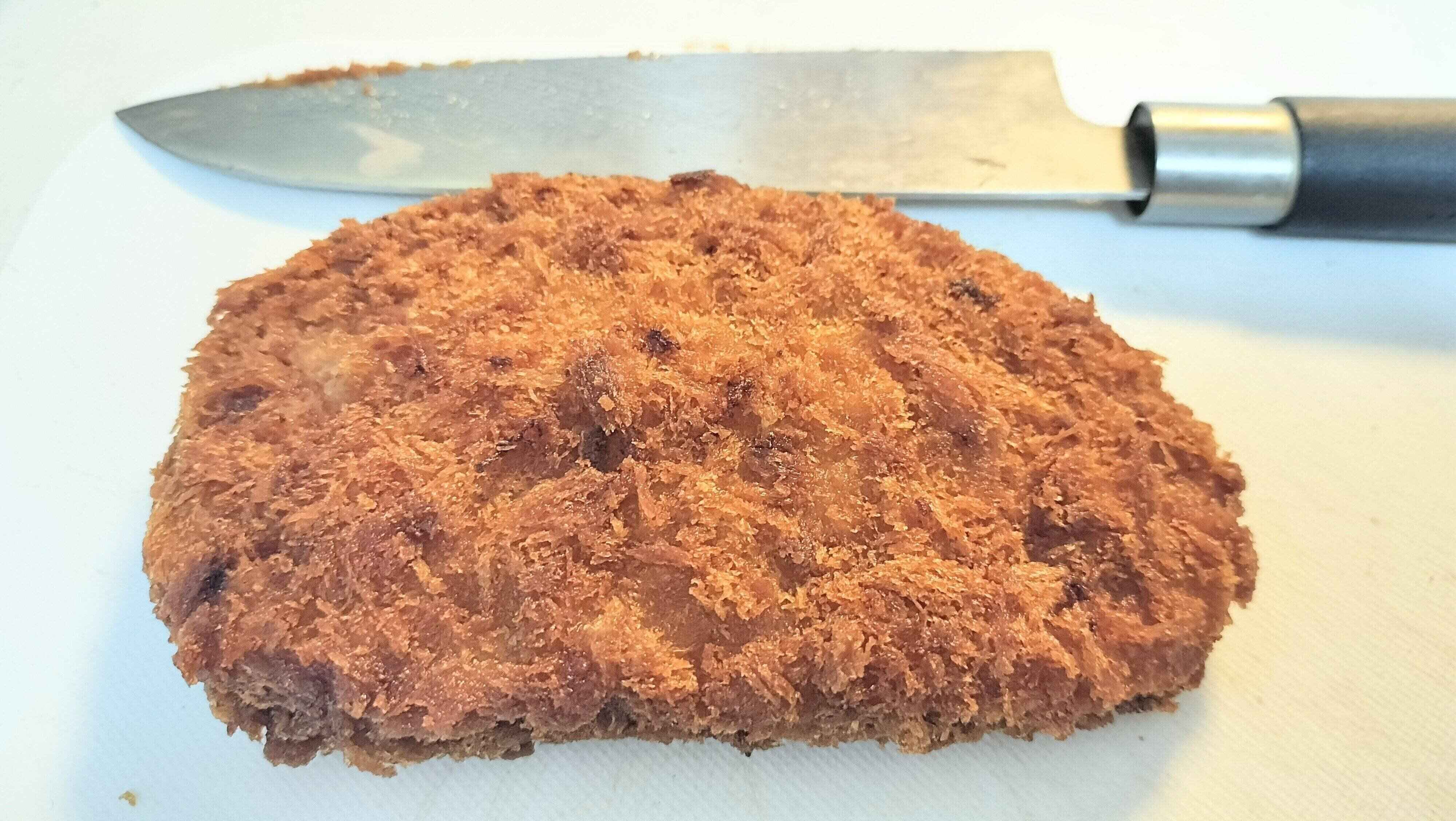 包丁と比較しても大きなカツ