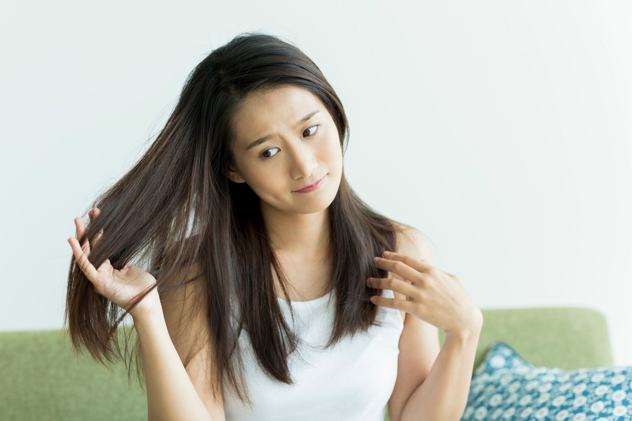 彼女の髪に触れる若い女性