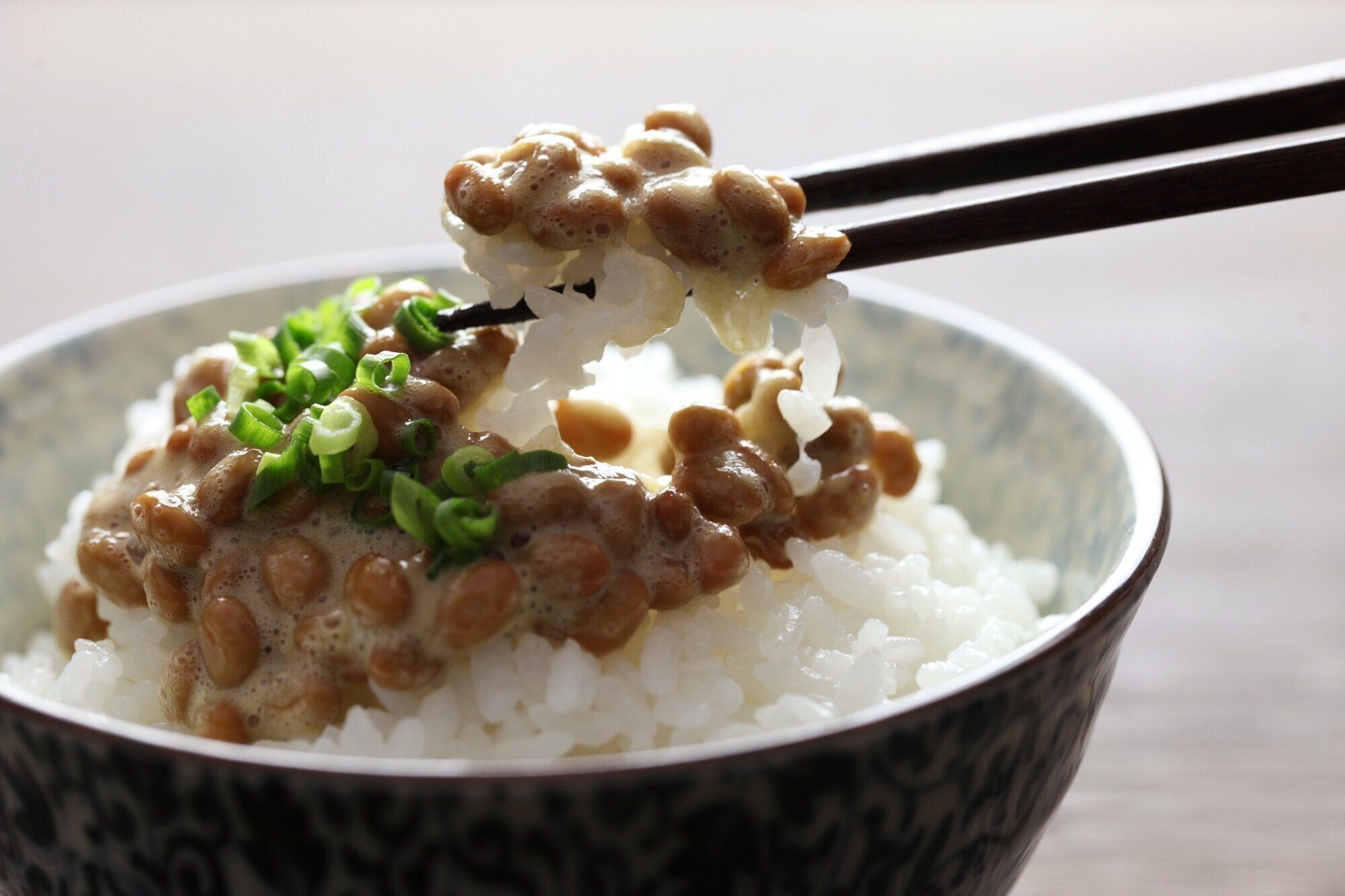 「納豆」を食べすぎるとどうなる？納豆を安全に食べられる量について管理栄養士が解説