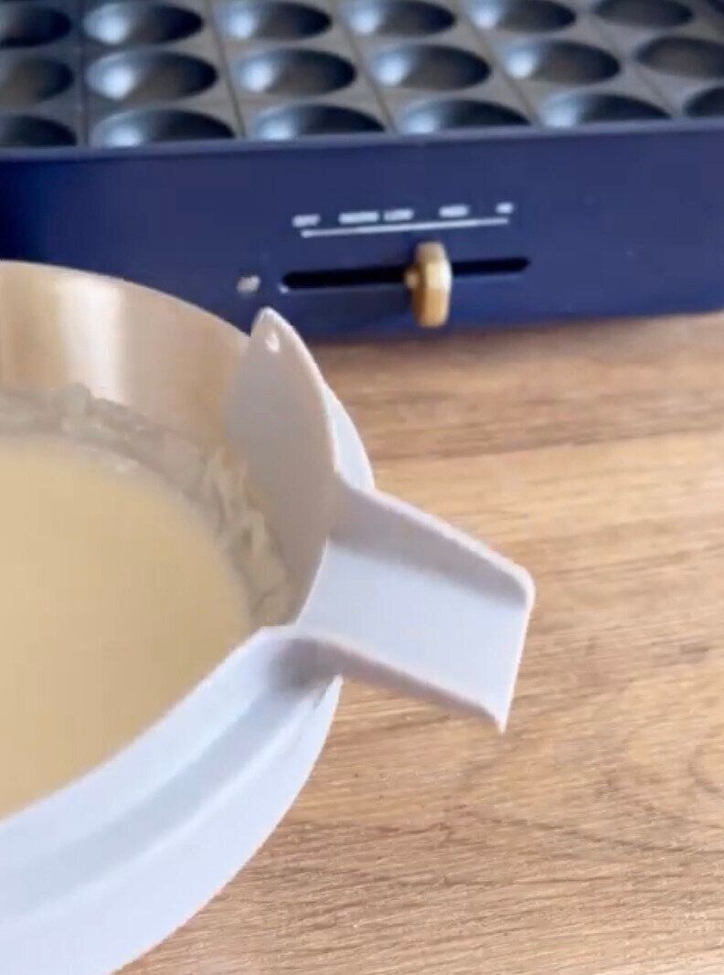 ボウルの液を注ぐのに便利！「シリコーンゴム注ぎ口」