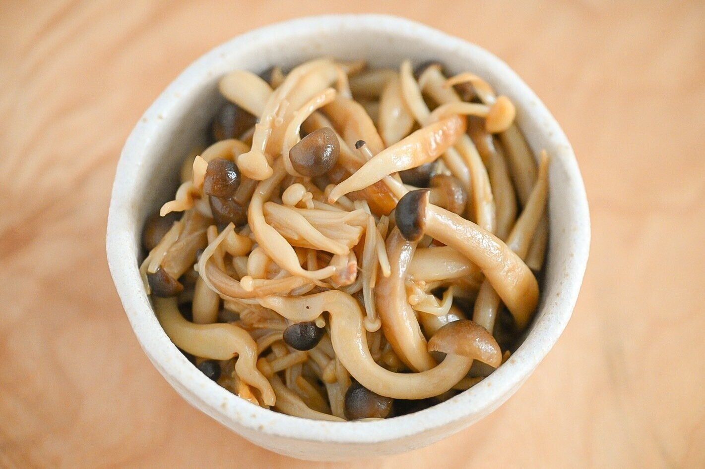 皿に盛られたきのこ炒め