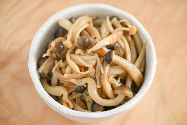 皿に盛られたきのこ炒め