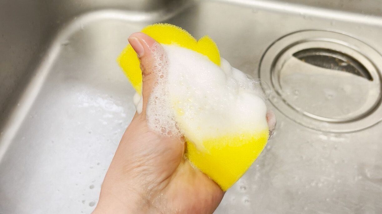 スポンジを泡立てる