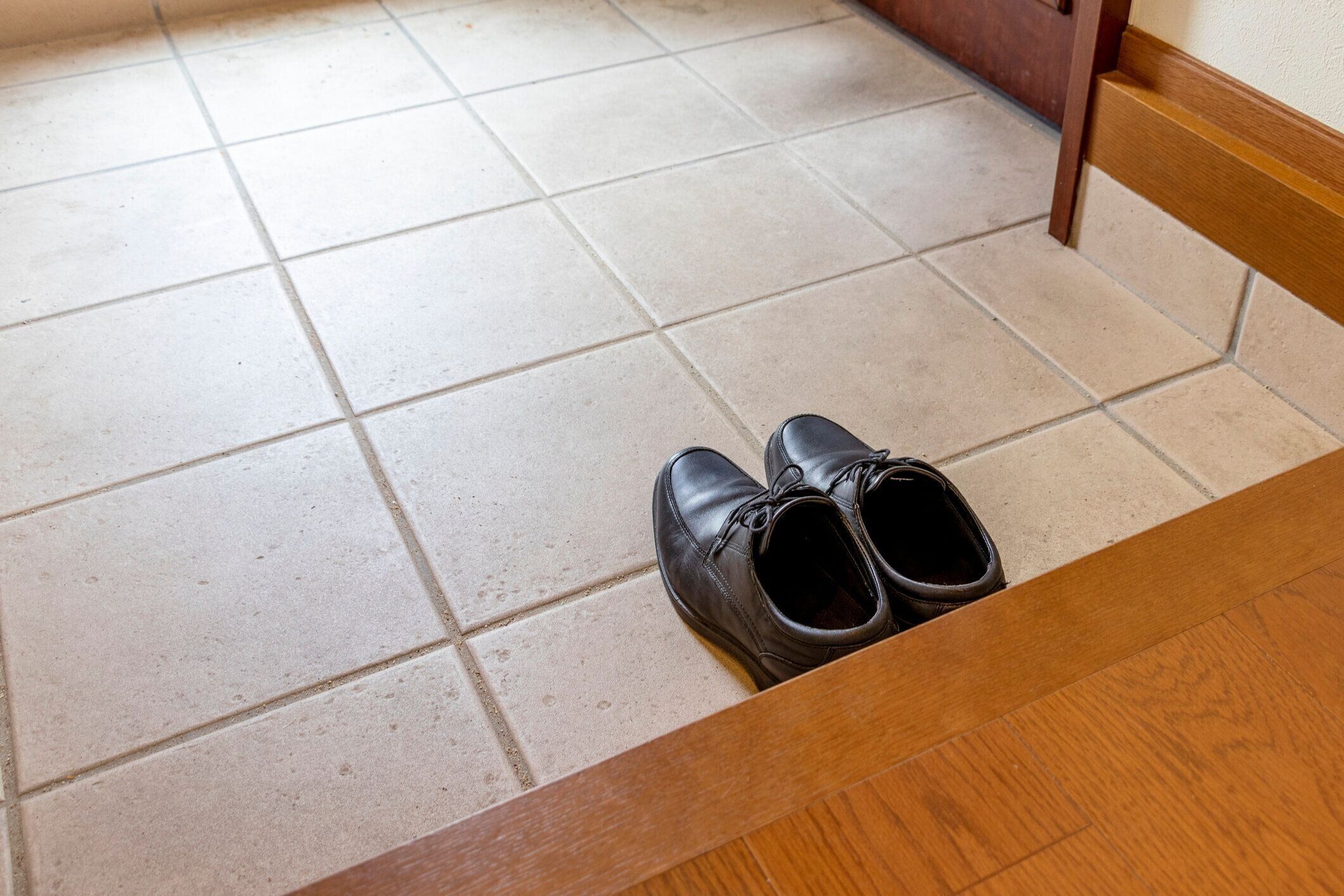 入り口に置かれた黒い靴