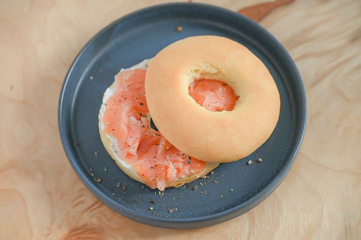 ホットビスケットのサーモンとクリームチーズサンド