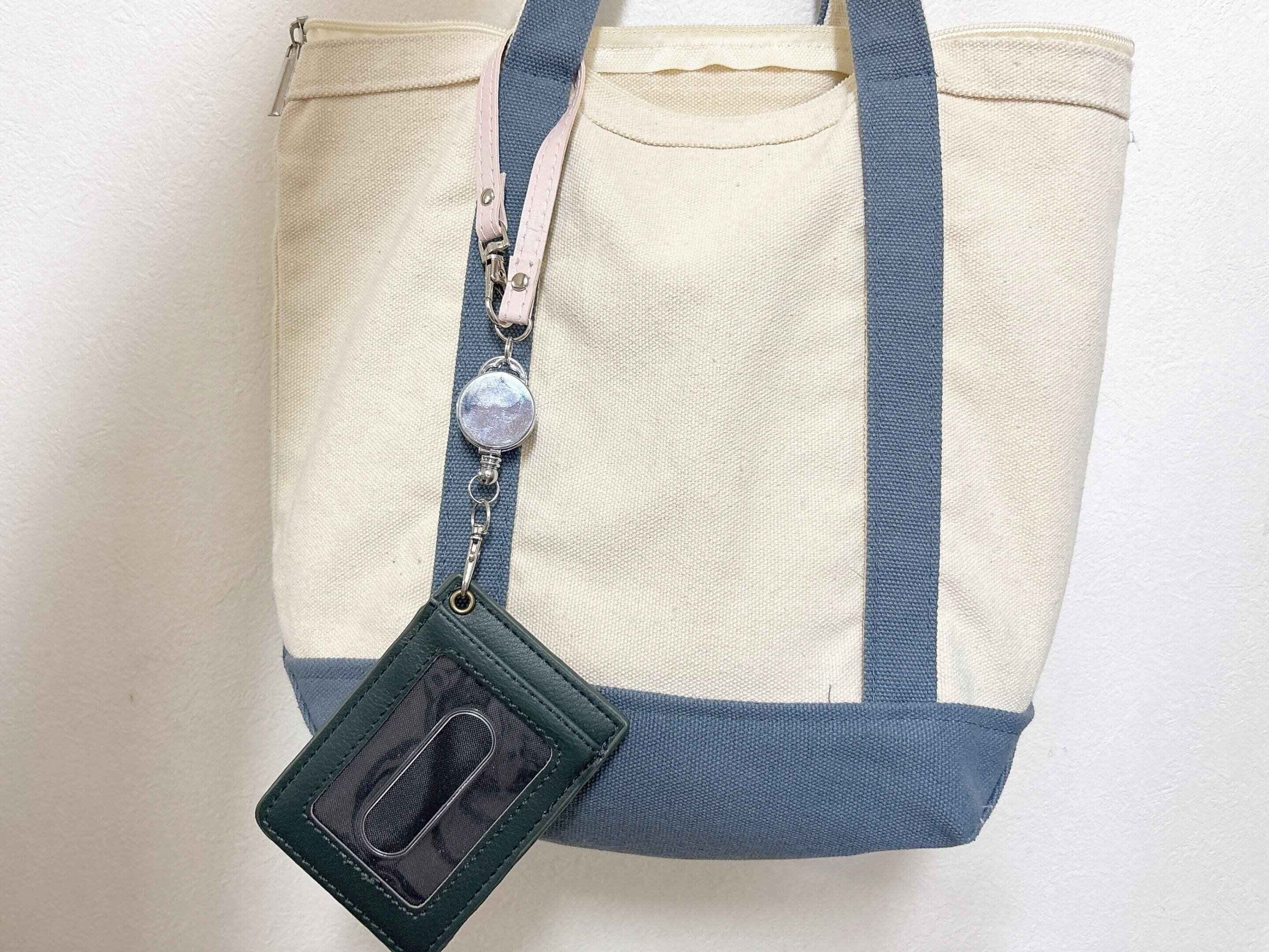 セリア革風ストラップリール付きくすみ