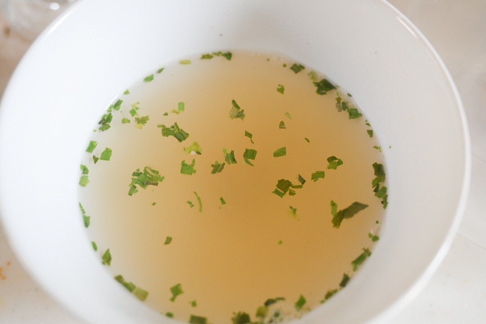 白い皿に入ったスープ