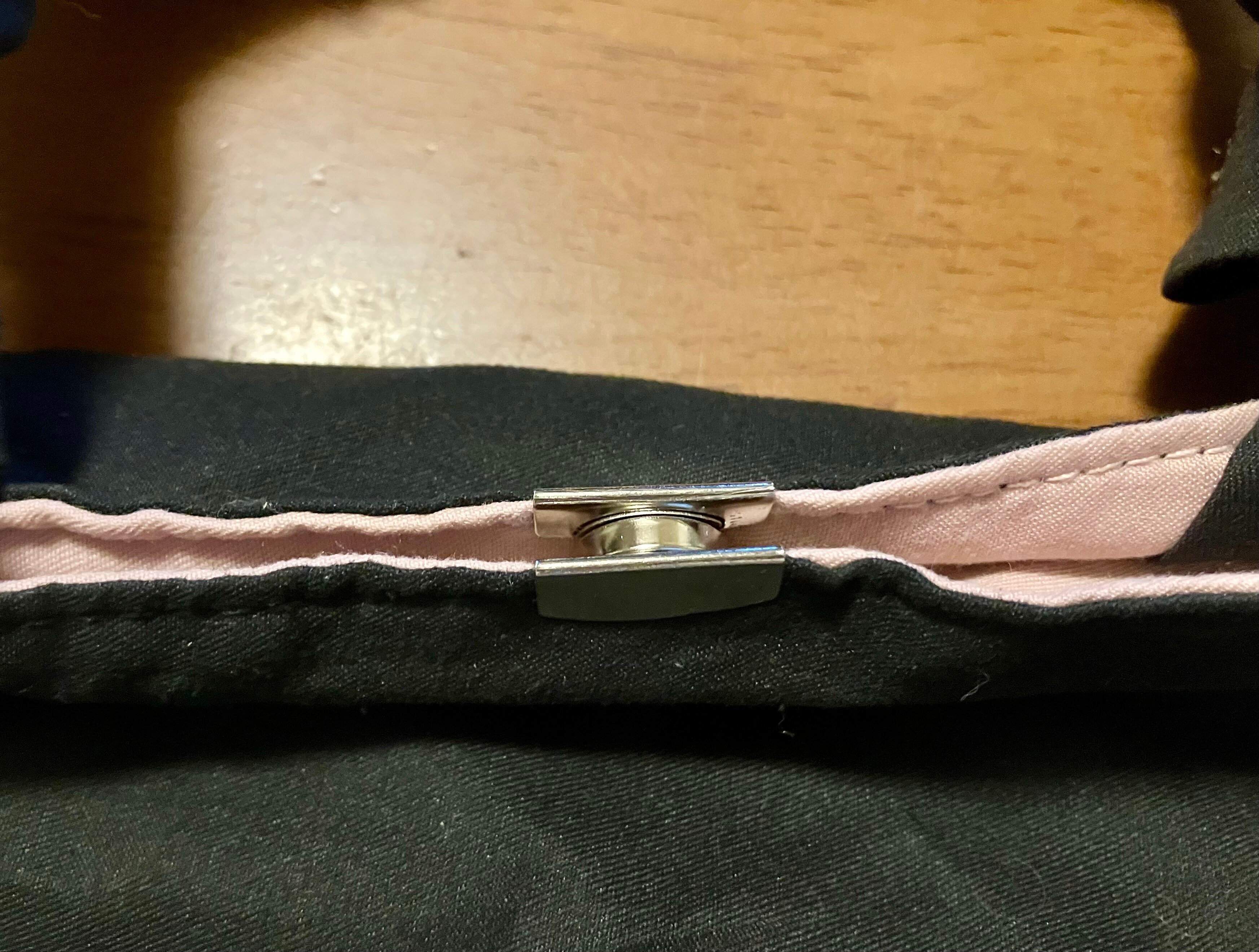 マグネットでバッグをカチッと留めます