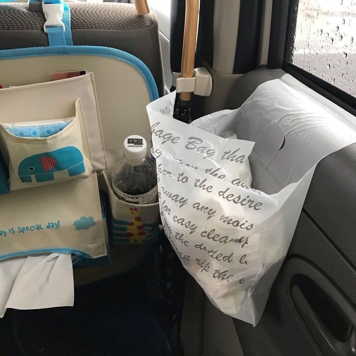 【ダイソー】車内にゴミ箱置かない派必見!どこでも貼れるごみ袋が便利