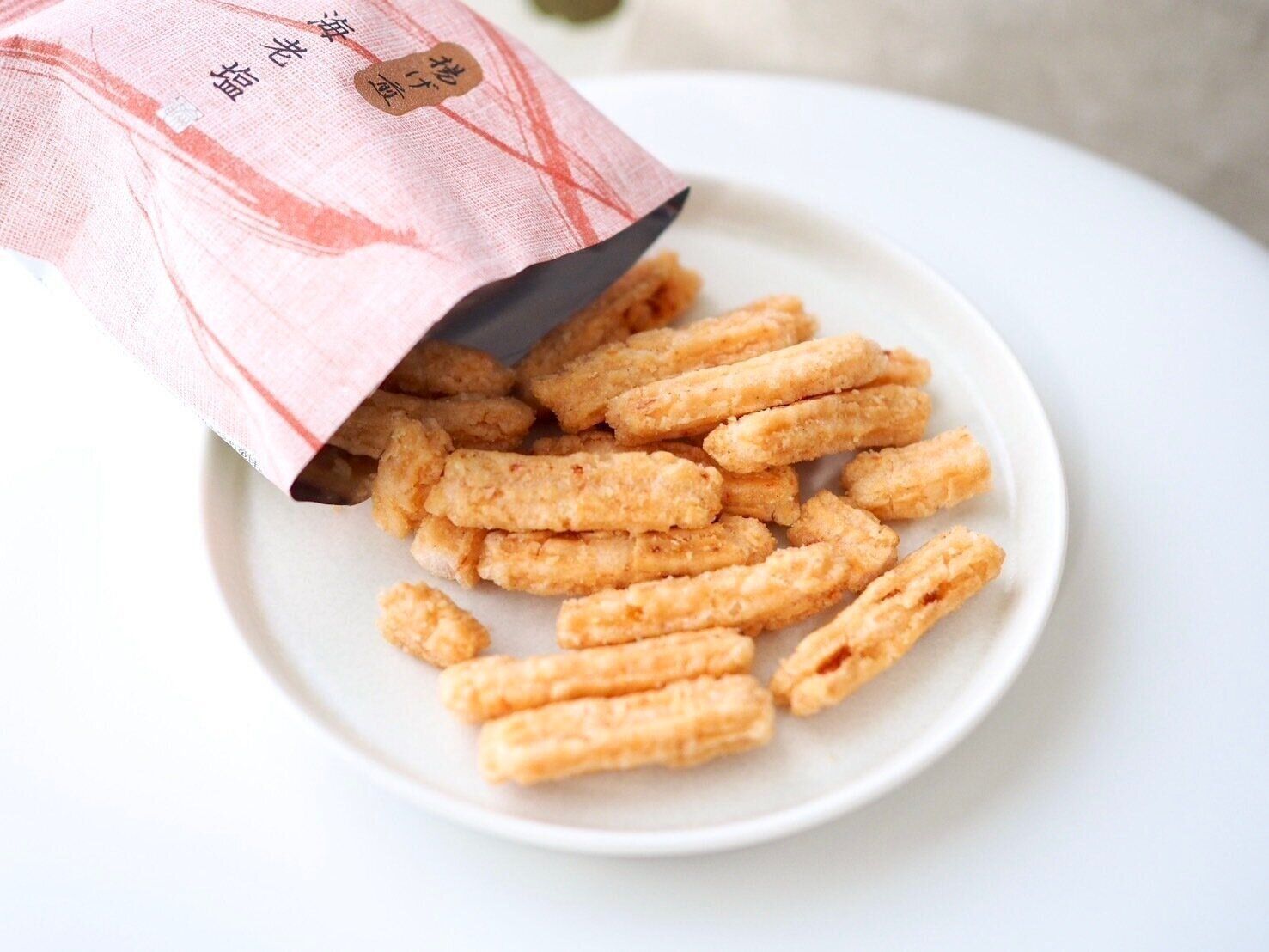 シャトレーゼ「揚げ煎 海老塩 小袋」開封後写真