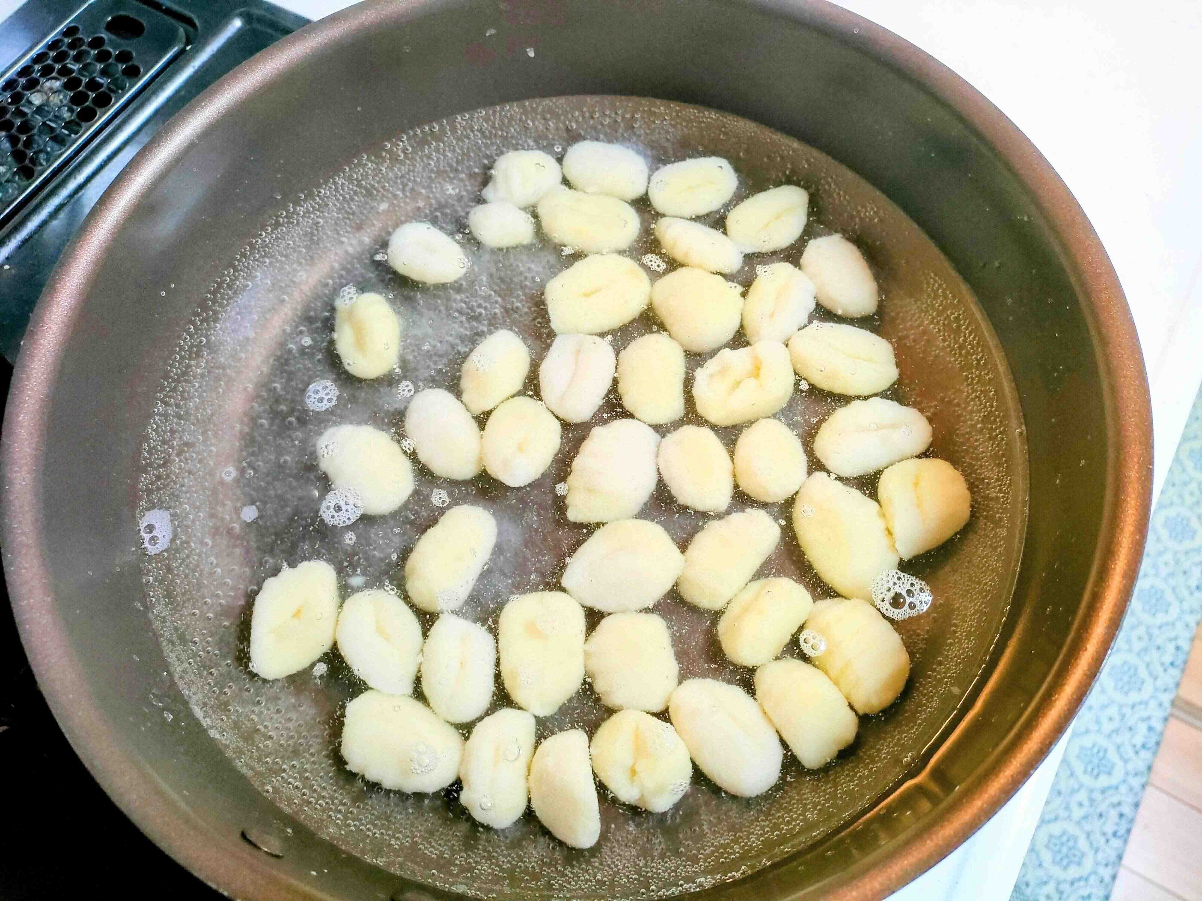 ニョッキを茹でる様子