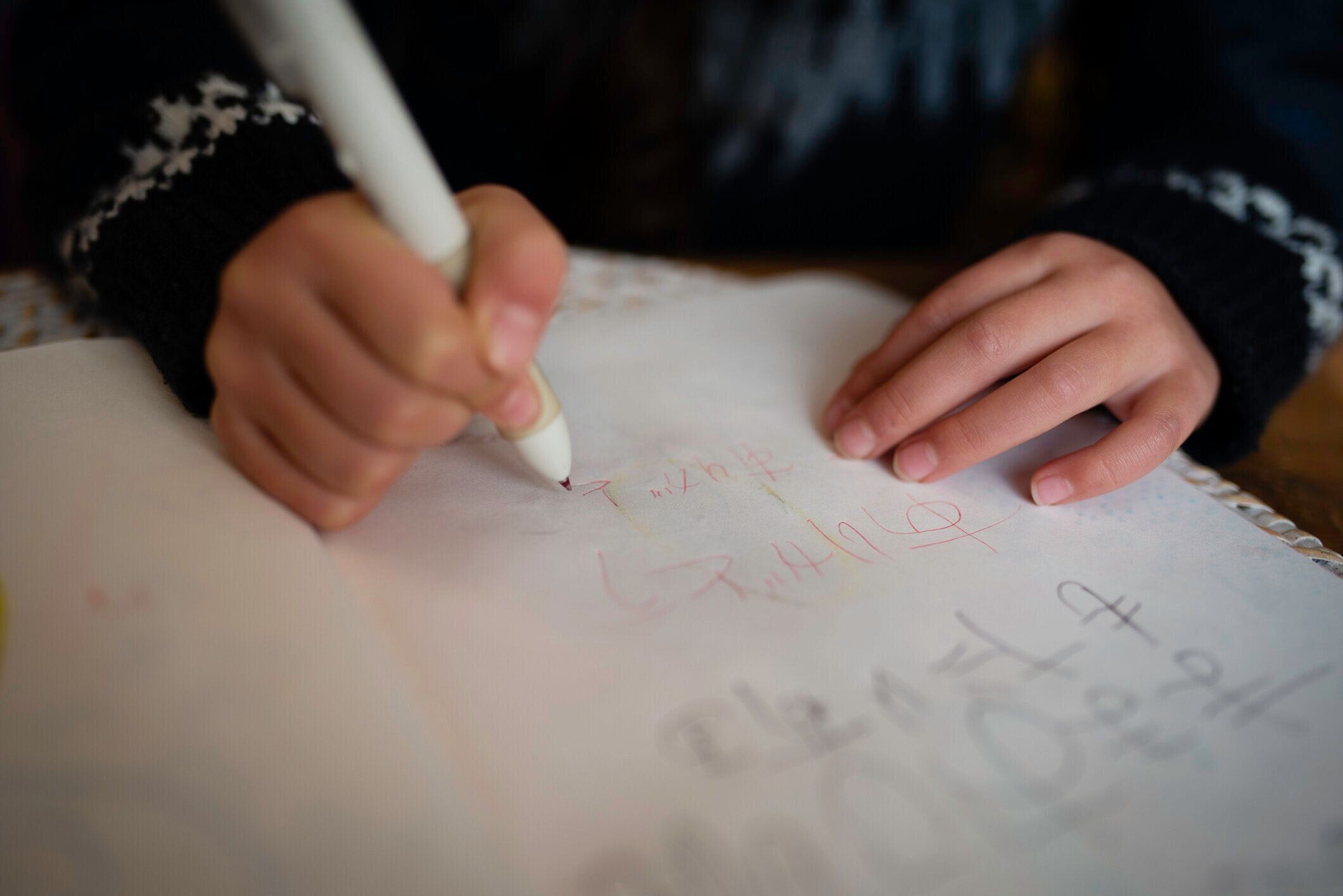 手紙を書く子