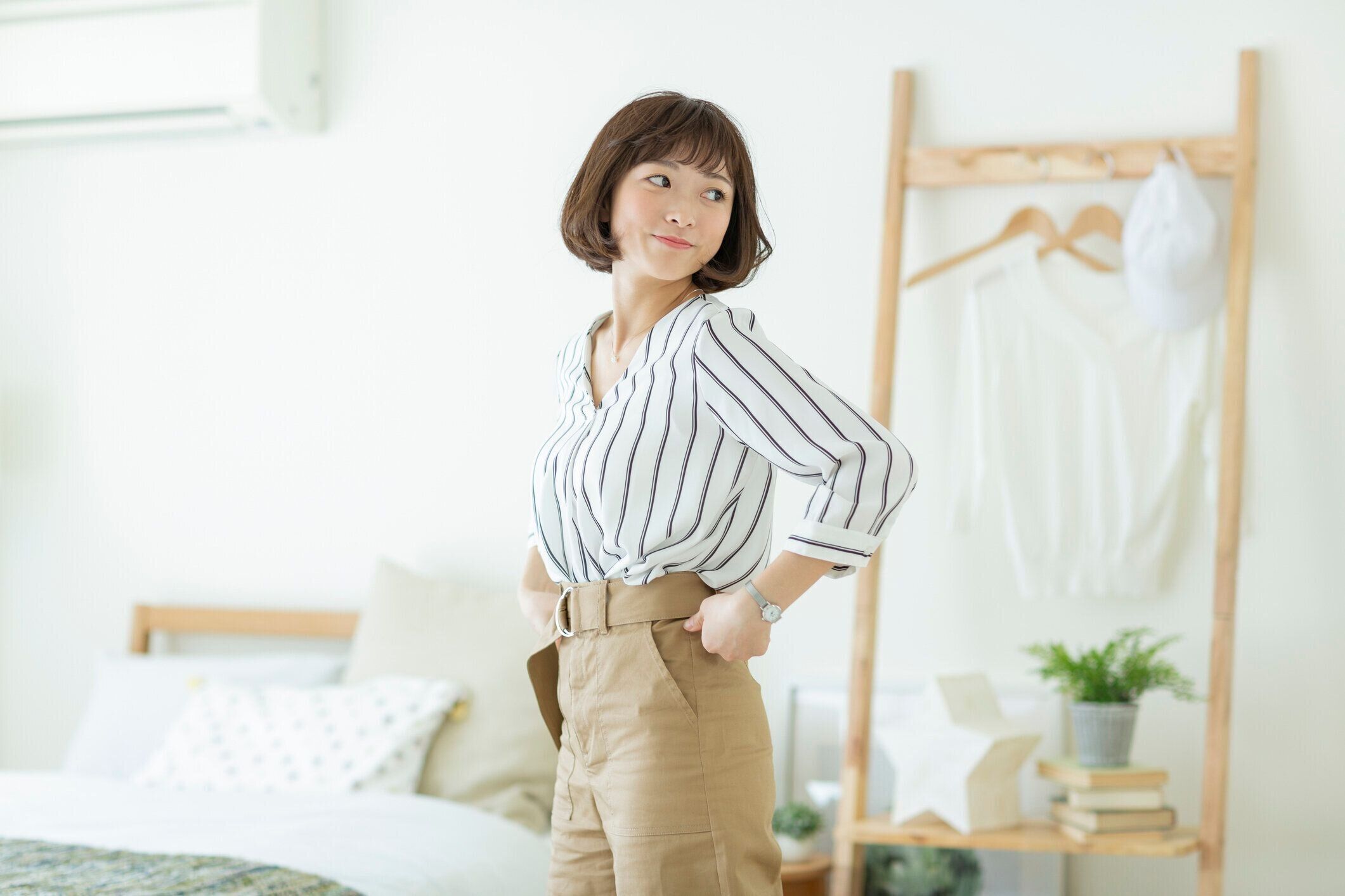 自宅で過ごす若い女性