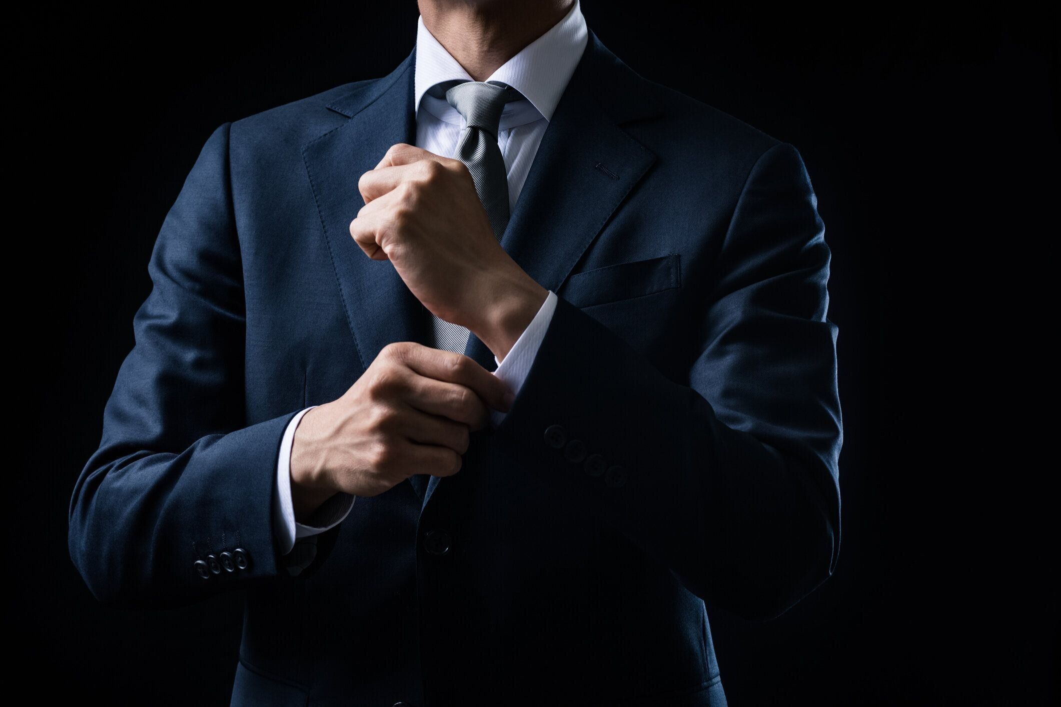 黒い背景にアジア系のビジネスマン