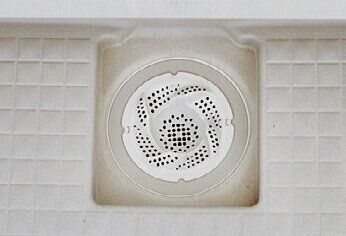 排水口のゴミを捨てる。