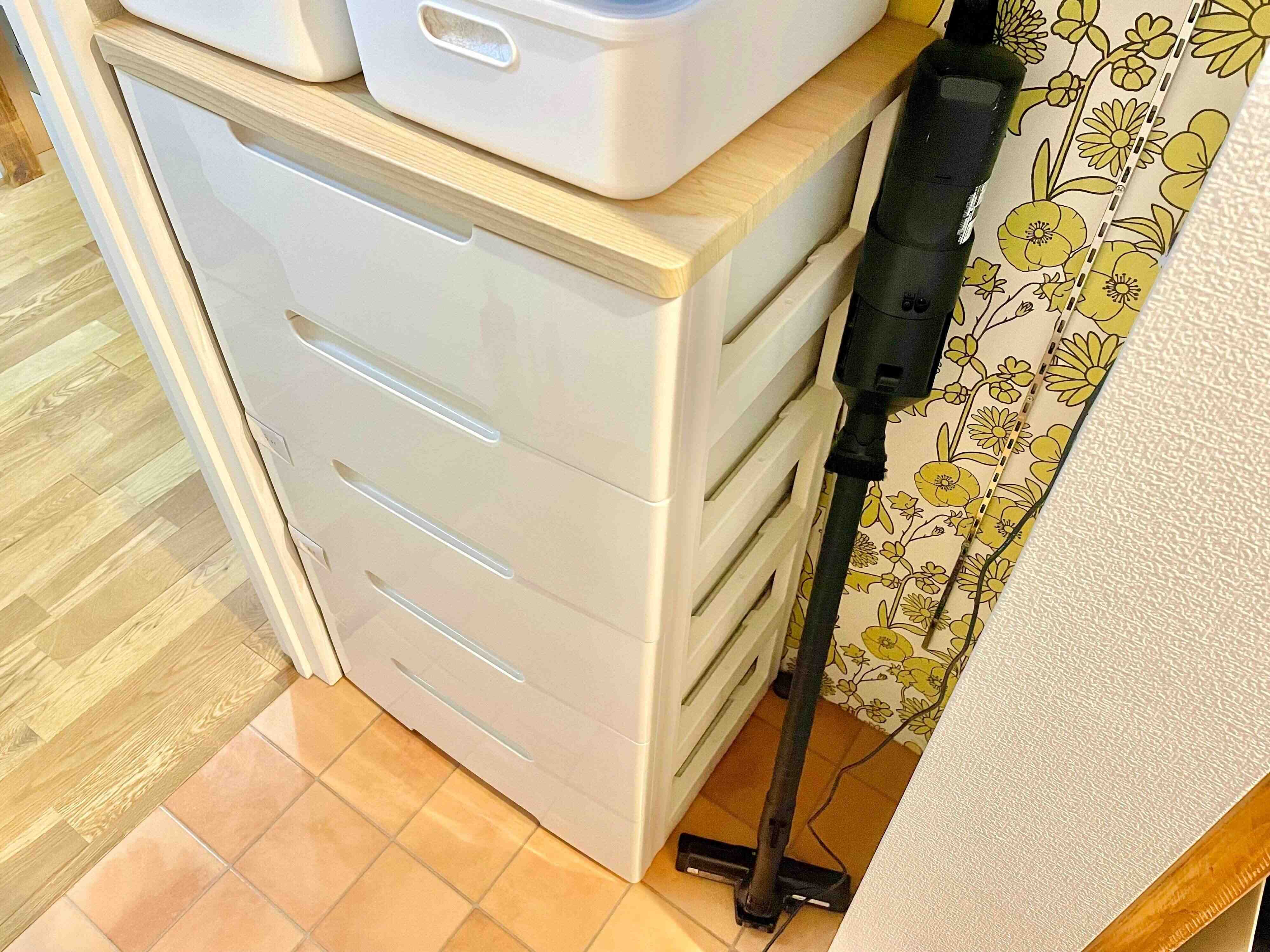 掃除機はすき間に置く