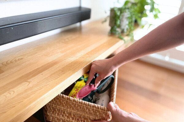 収納を出してものを片付ける様子