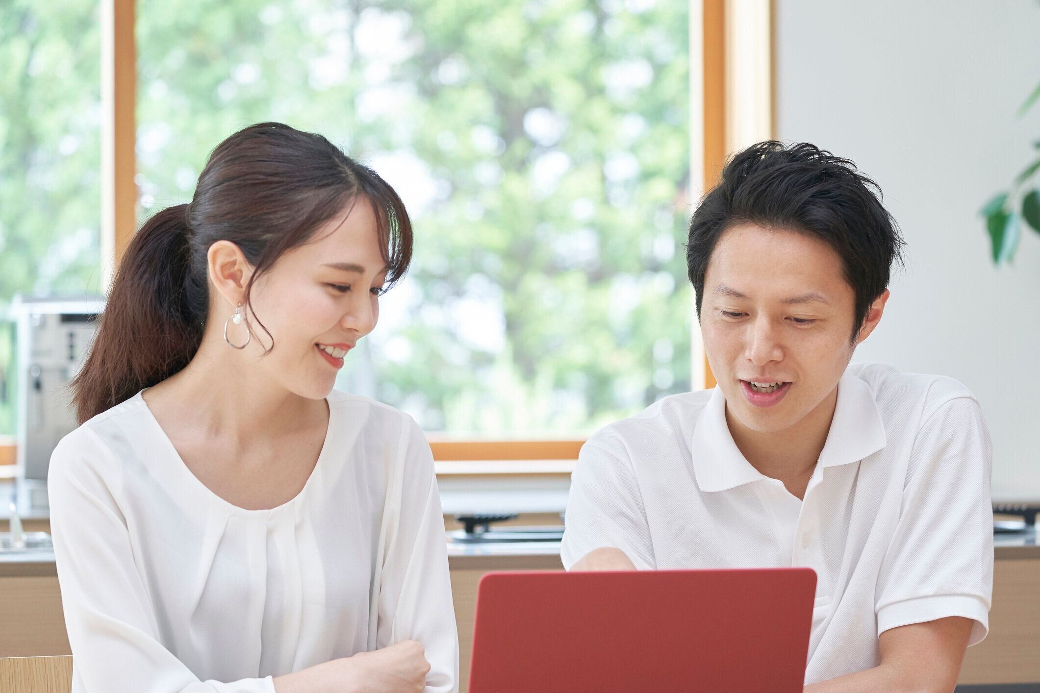 自宅でラップトップを使用してアジアのカップル