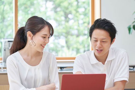 自宅でラップトップを使用してアジアのカップル