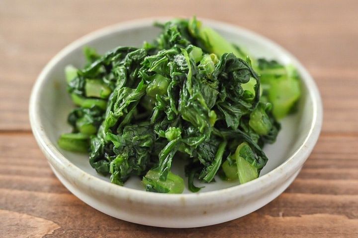 白い皿に盛られた大根の葉のめんつゆ和え