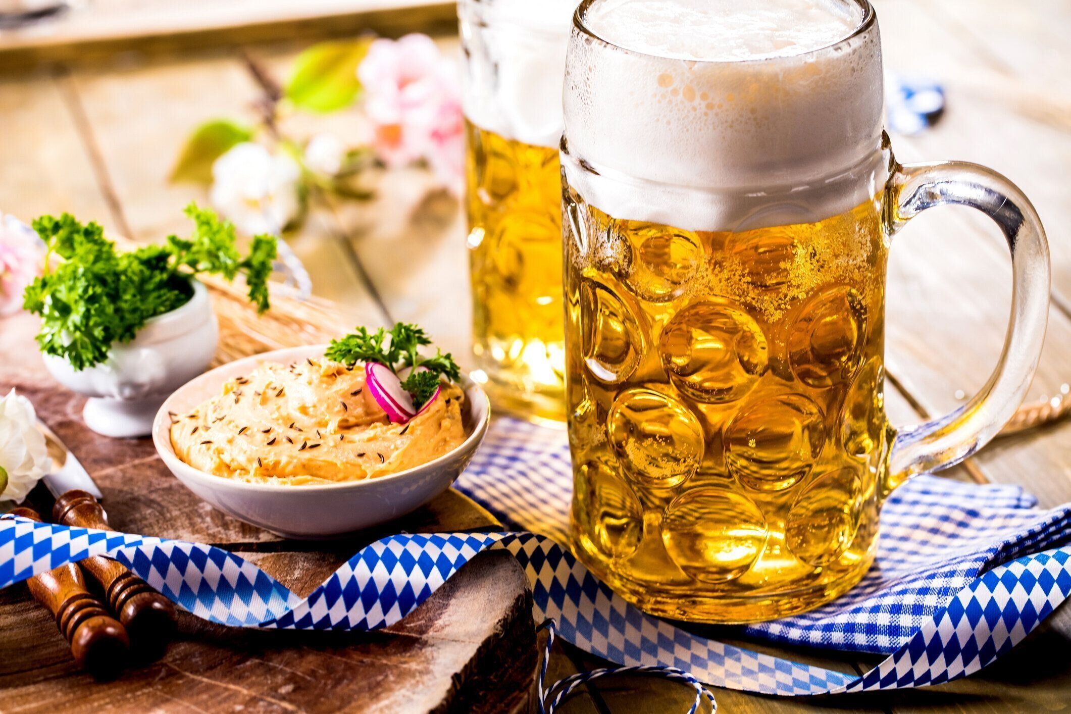 木製のテーブルに新鮮なオクトーバーフェスト ビール