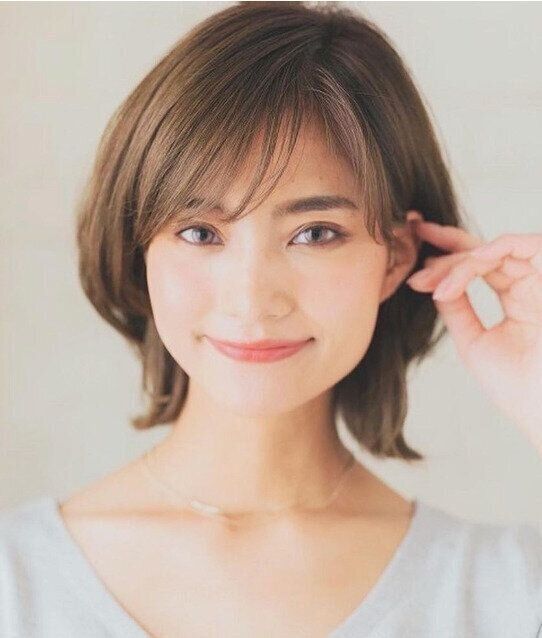 耳掛けでスッキリ！大人の似合わせショートボブ