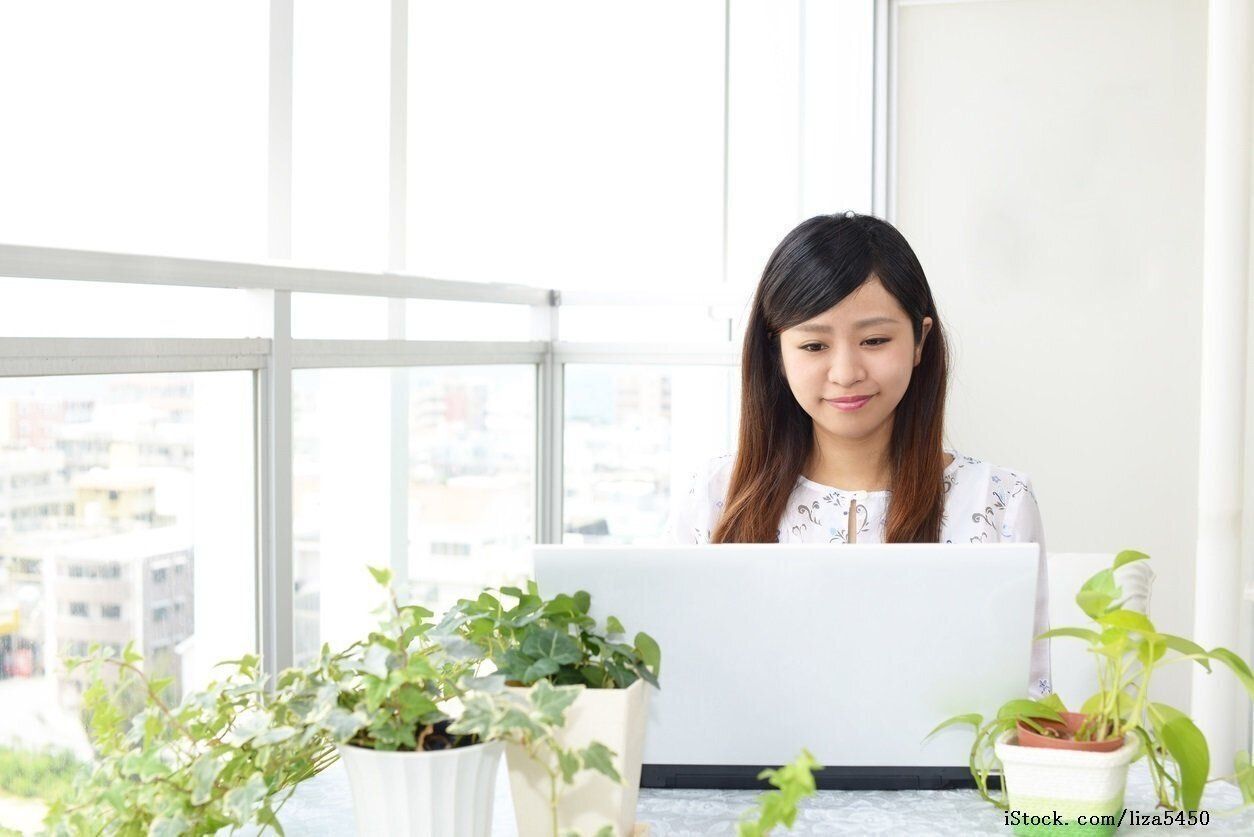 デスクワーク　女性