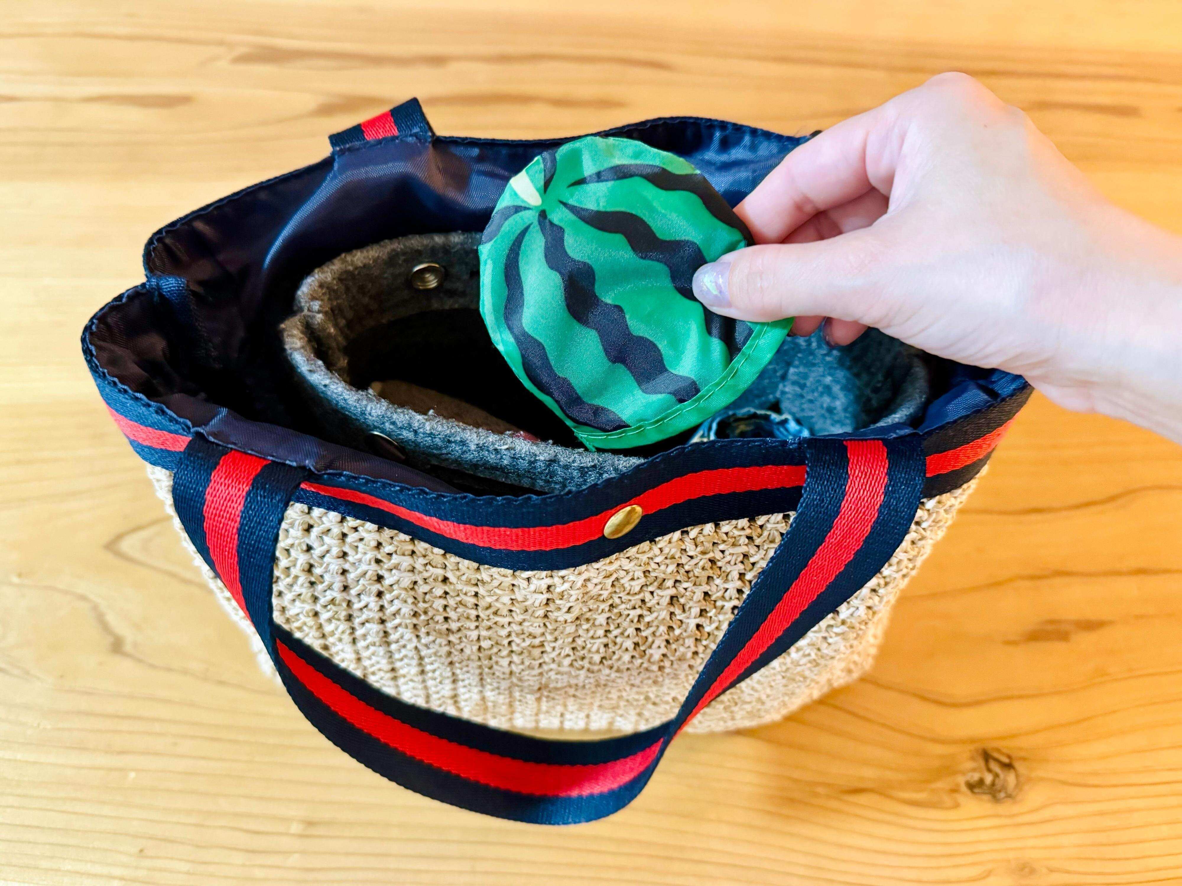 かばんに入れてもスッキリコンパクトなダイソー「折りたたみうちわ」