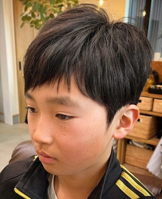 耳まわりはスッキリと！アシメバングショート