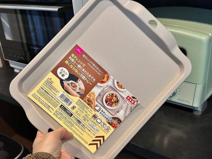 【ダイソー】火傷の心配もなし!「熱くならない万能トレー」