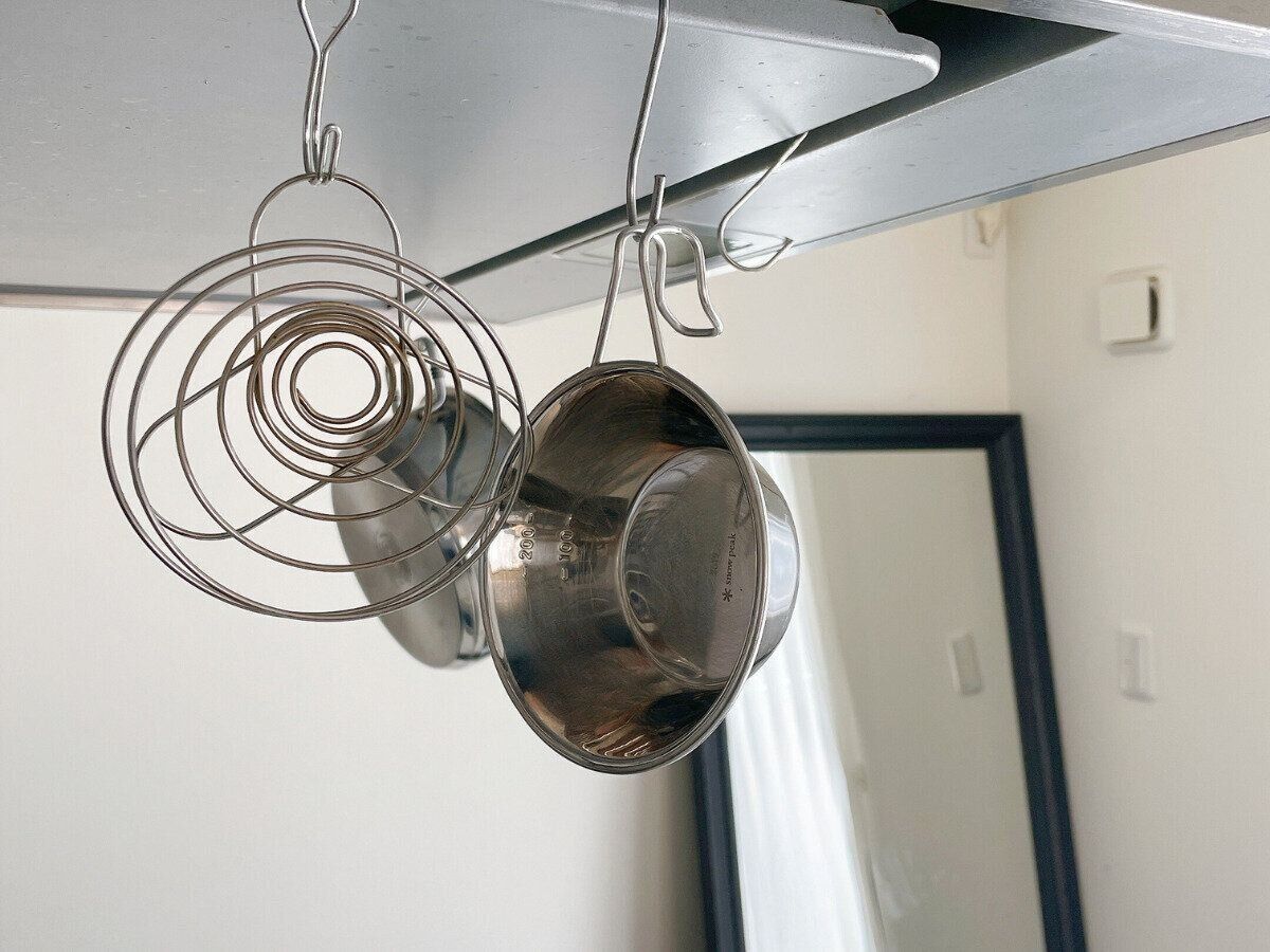 計量カップを吊るす