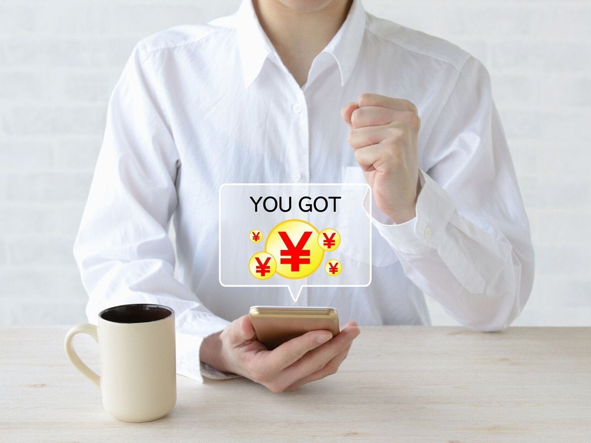 スマートフォンの画像で日本のお金を稼ぐ女性