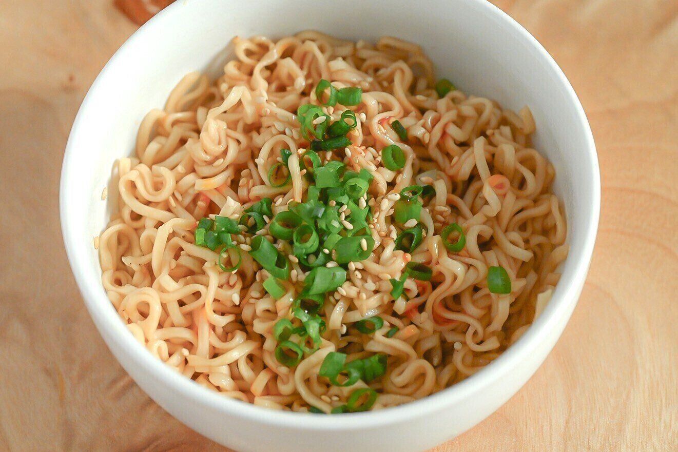 白い器に入った油そば